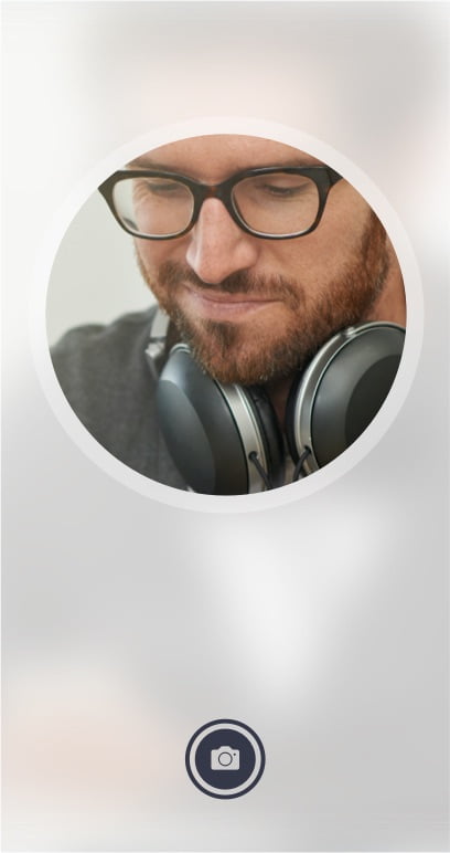 Homme portant des écouteurs utilisant un smartphone. Contrôle facial pour la reconnaissance faciale biométrique